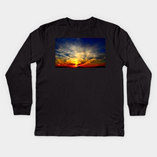 Interesting scene with filamentous clouds and alternating cold and warm colours of the sky Kids Long Sleeve T-Shirt